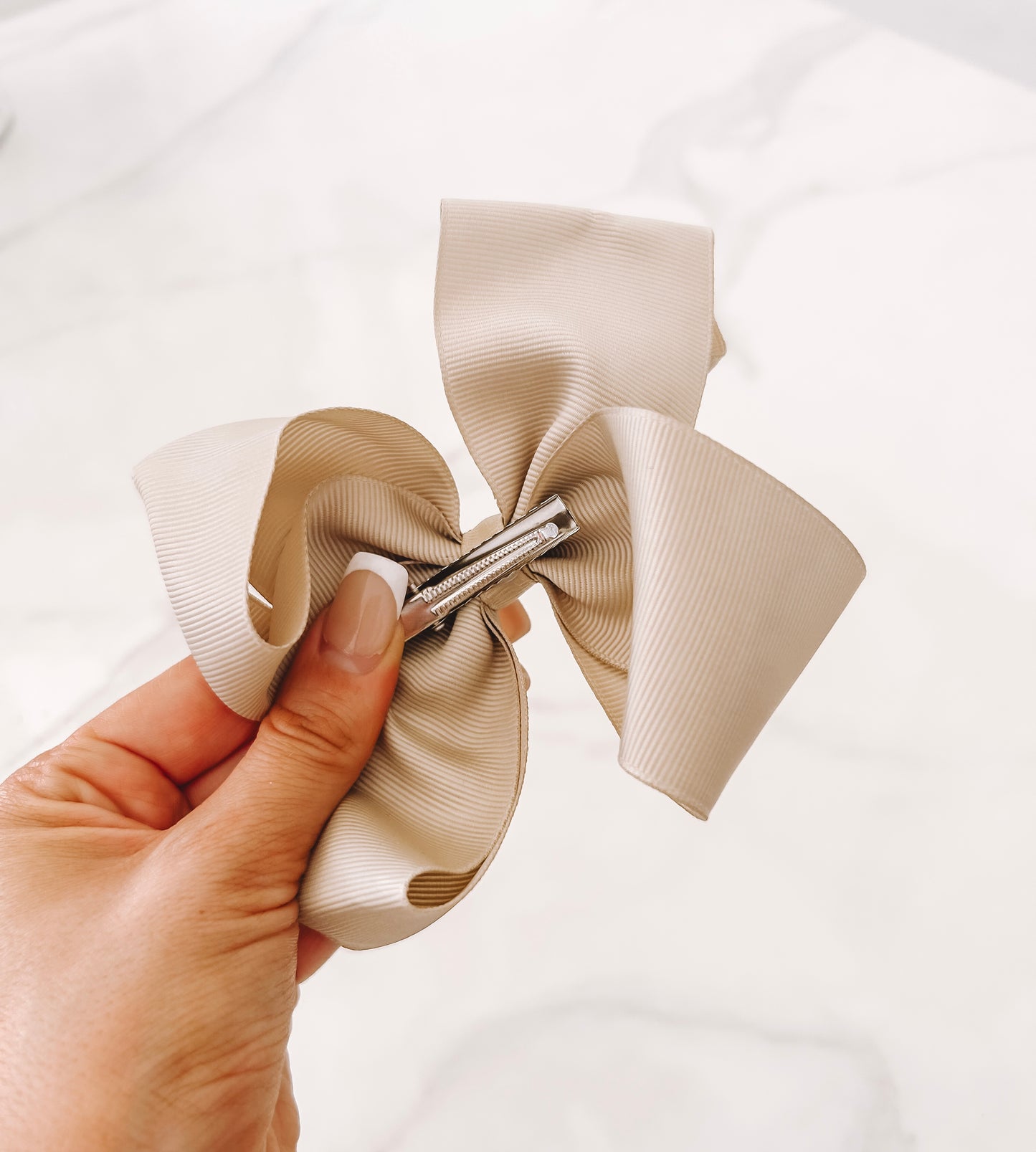 Oversized ribbon bow clip - Beige