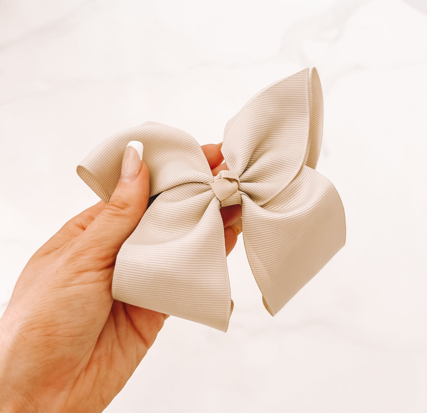 Oversized ribbon bow clip - Beige